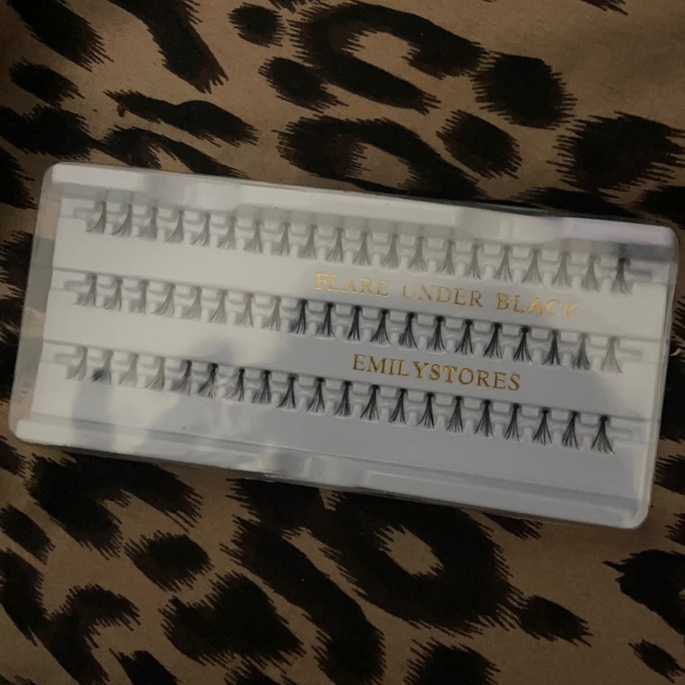 Under eye lash extensions / style natural